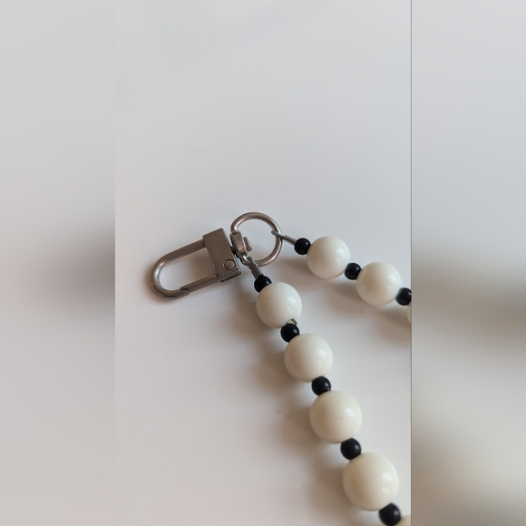 White and Black Beaded bracelet with a clasp - Picture 2 of 3